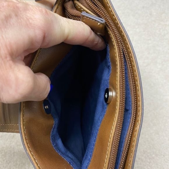 CHAPS Crossbody Bag - Picture 3 of 6